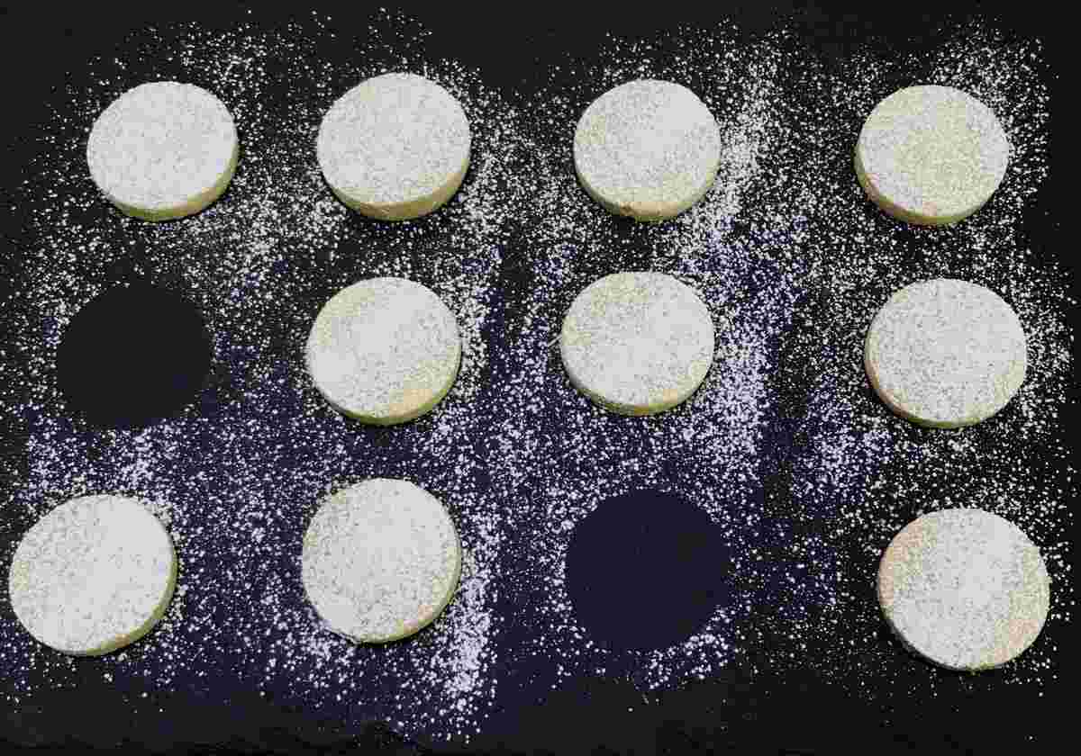 ポルボロンに粉砂糖を振りかけている様子