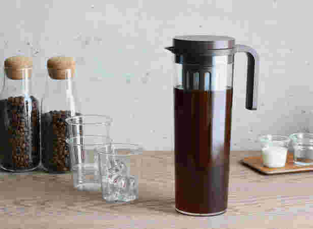 コーヒー豆の入ったボトルとグラス、アイスコーヒーのボトル