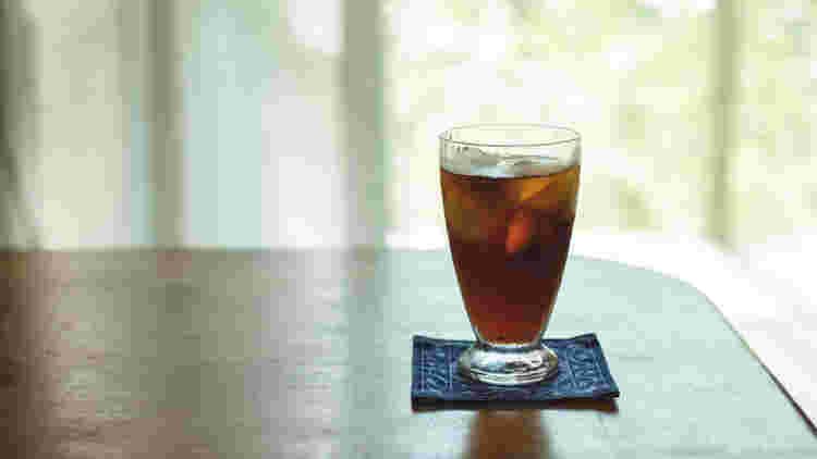 窓際のテーブルの上にアイスコーヒー