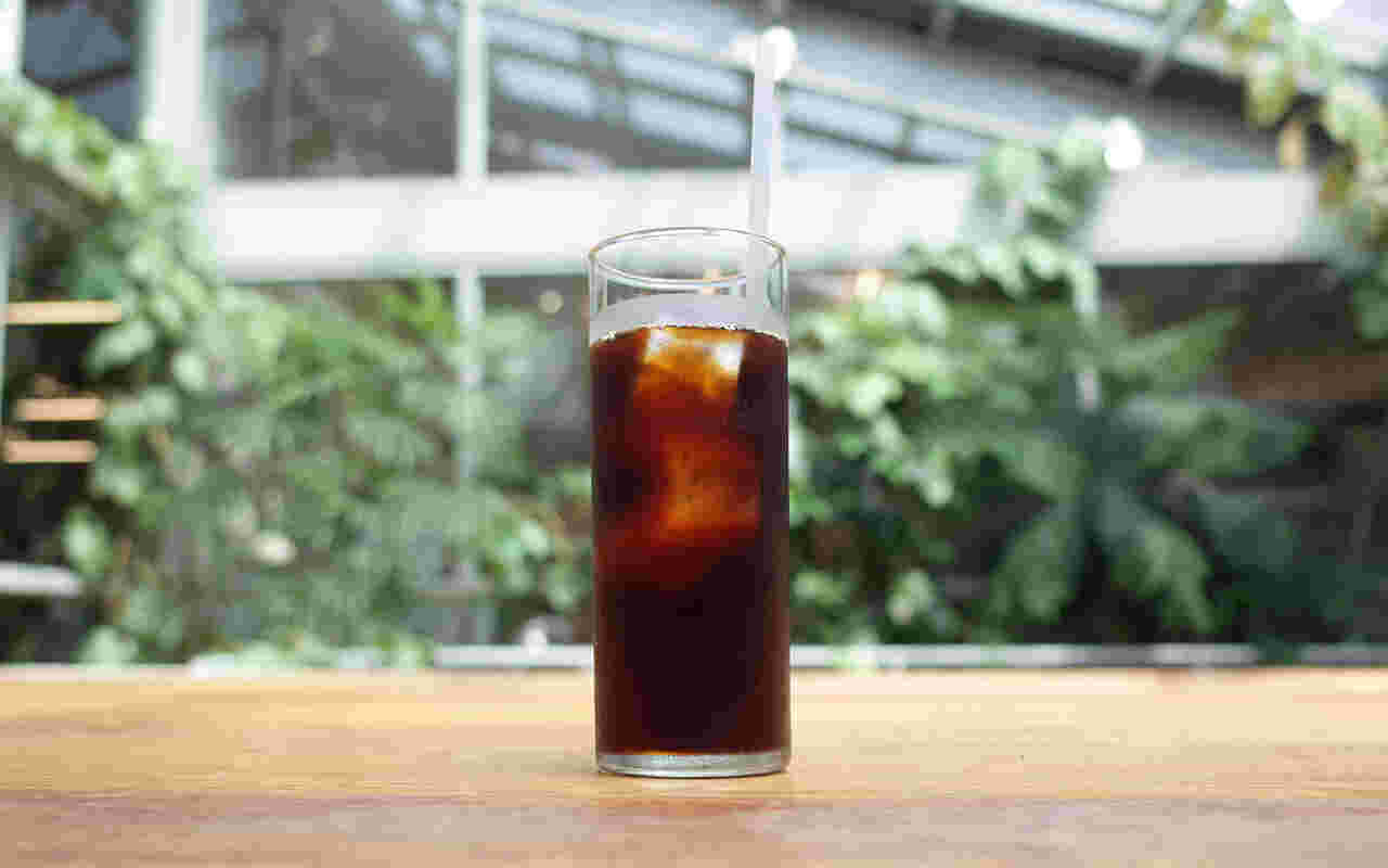窓際に置かれグラスに入ったアイスコーヒー