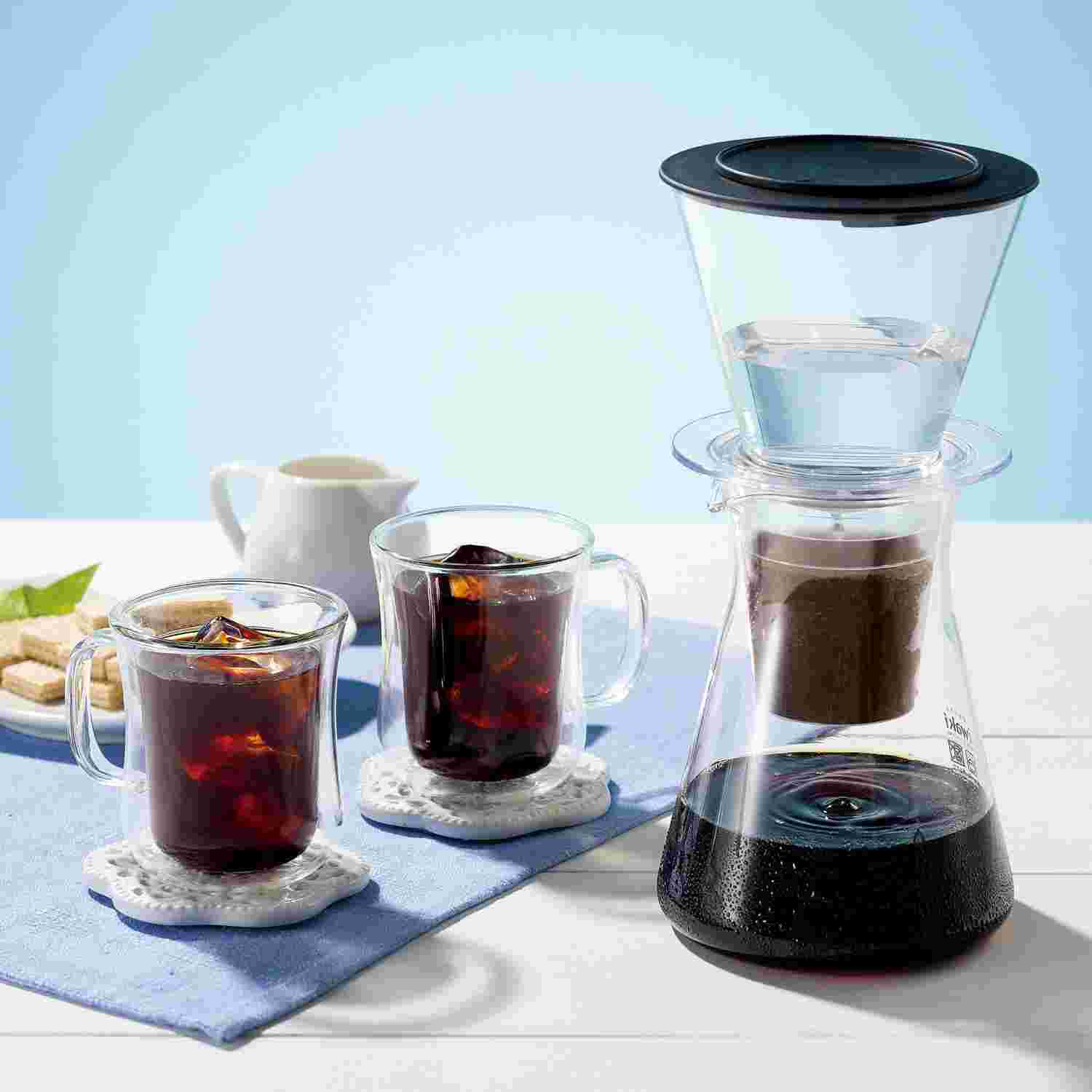 イワキのコーヒーメーカーと2つのグラスに入ったアイスコーヒー