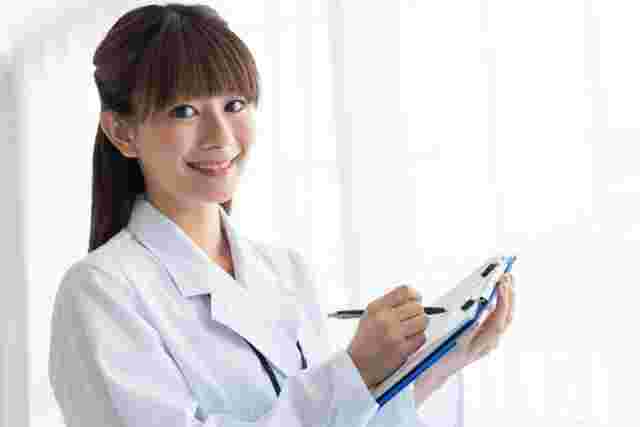 問診をする女医さん