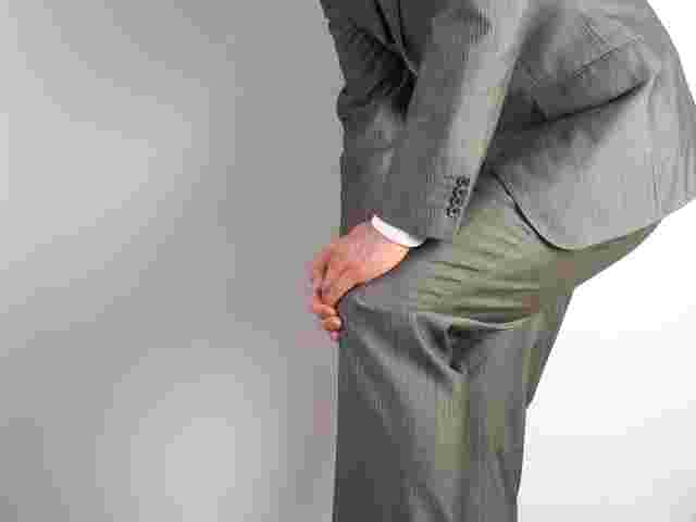 膝が痛い男性