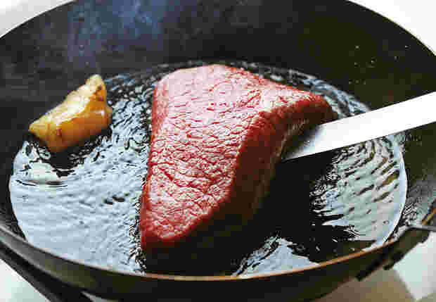 ステーキを焼いている様子