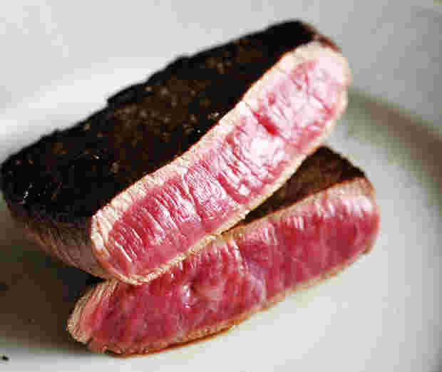 ブルーレアステーキの断面