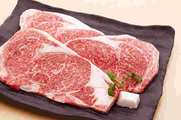 霜降りの入った高級ステーキ