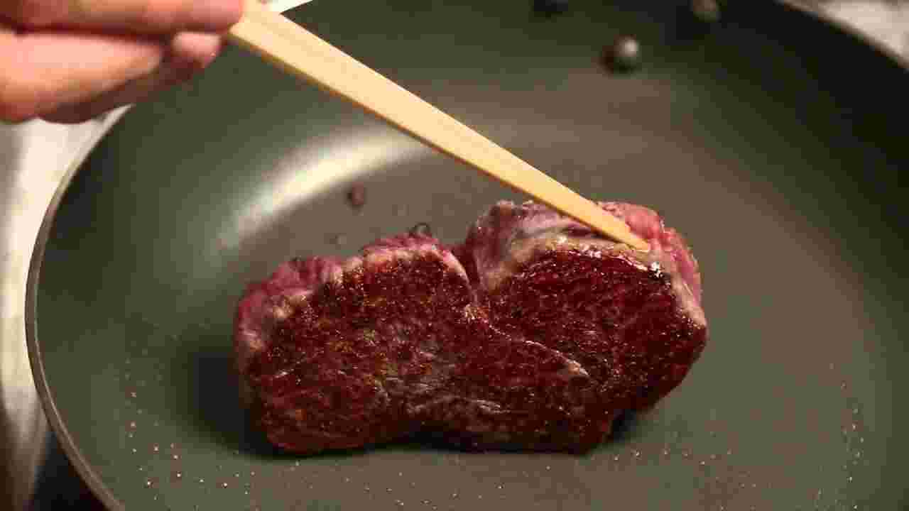 ステーキを焼いている様子