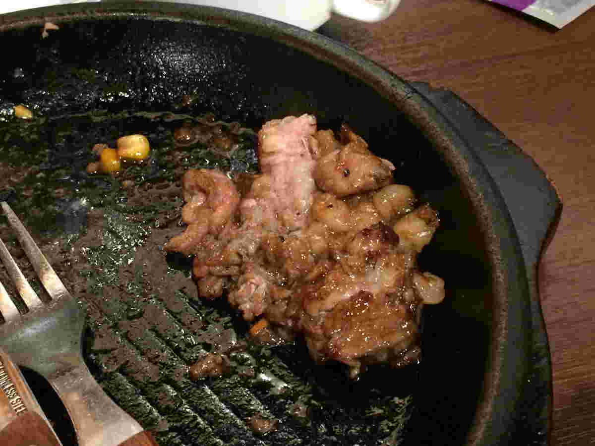 ステーキの脂身を残した写真
