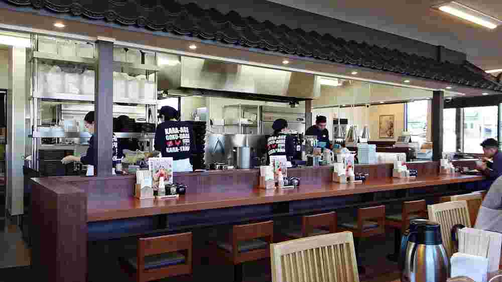 からやまの店内