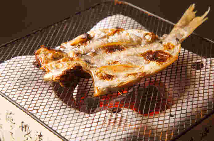 網焼きでエボダイの干物を焼いている様子