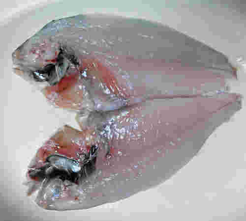 捌かれて三枚におろされたエボダイの様子