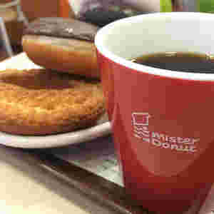 マグカップに入ったミスドのコーヒーとドーナツ2個