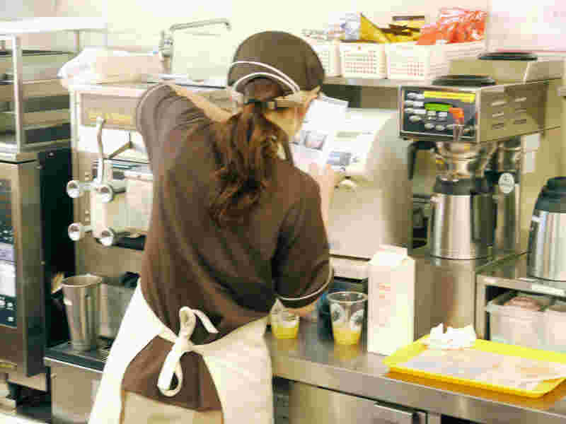 ミスドの店員がドリンクを作っている様子