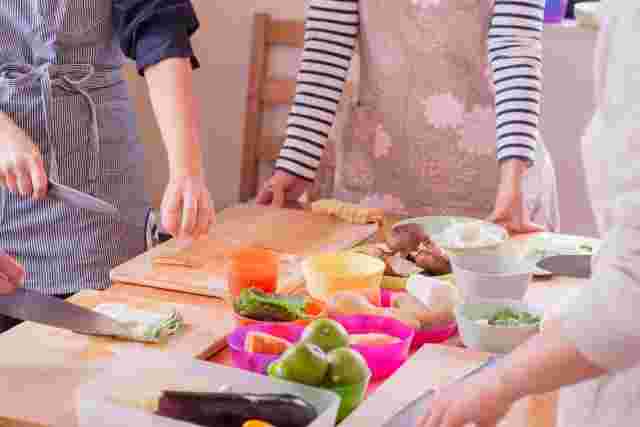 料理をする4人の女性