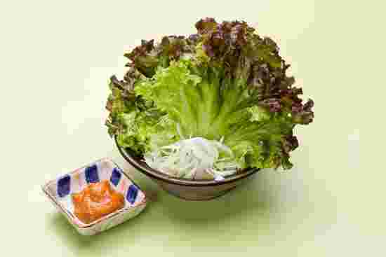 レタスが器に入った画像