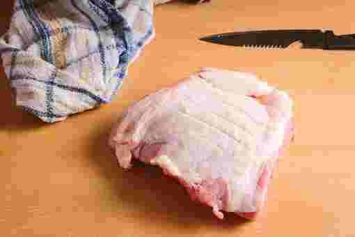 まな板の上に乗った鶏もも肉