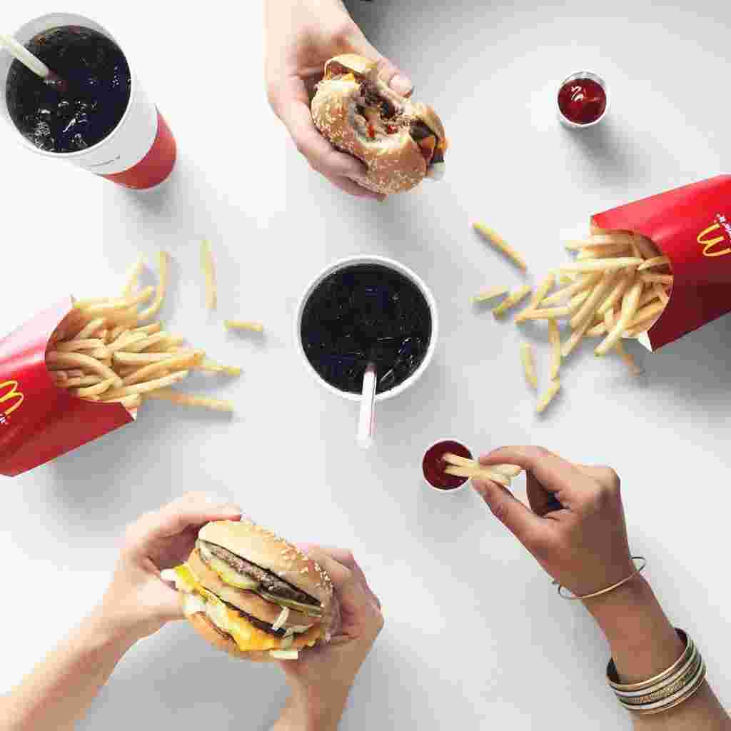 みんなでマックを囲む画像