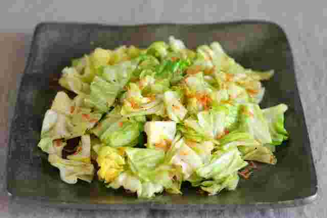 強火で作る春キャベツとアミエビの炒め物