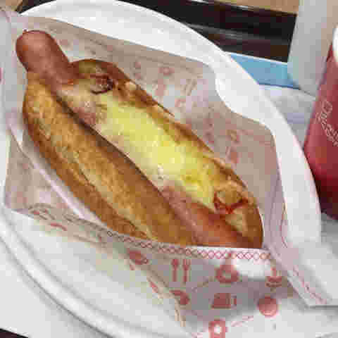 包装紙に包まれたとろとろチーズドッグ