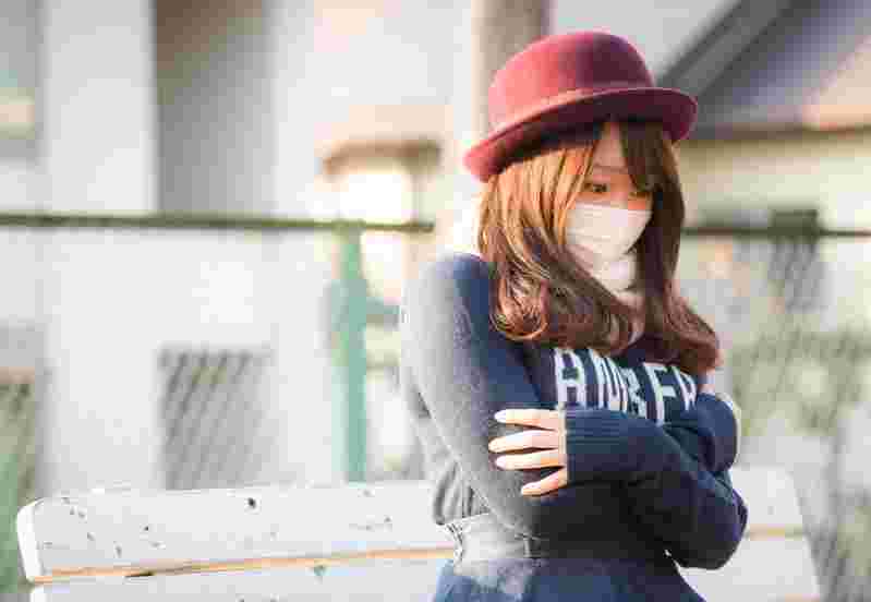 寒そうな女性