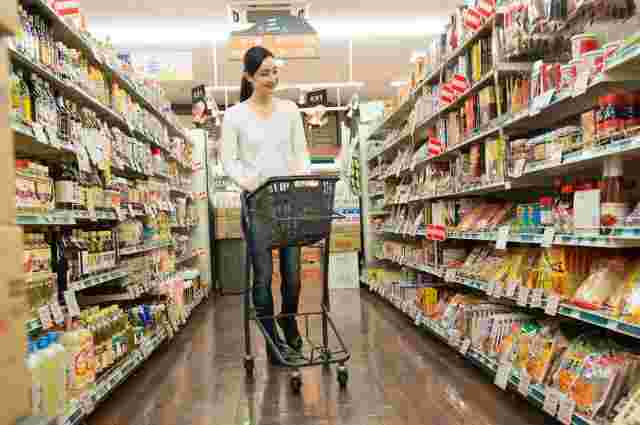 スーパーで買い物をしている女性