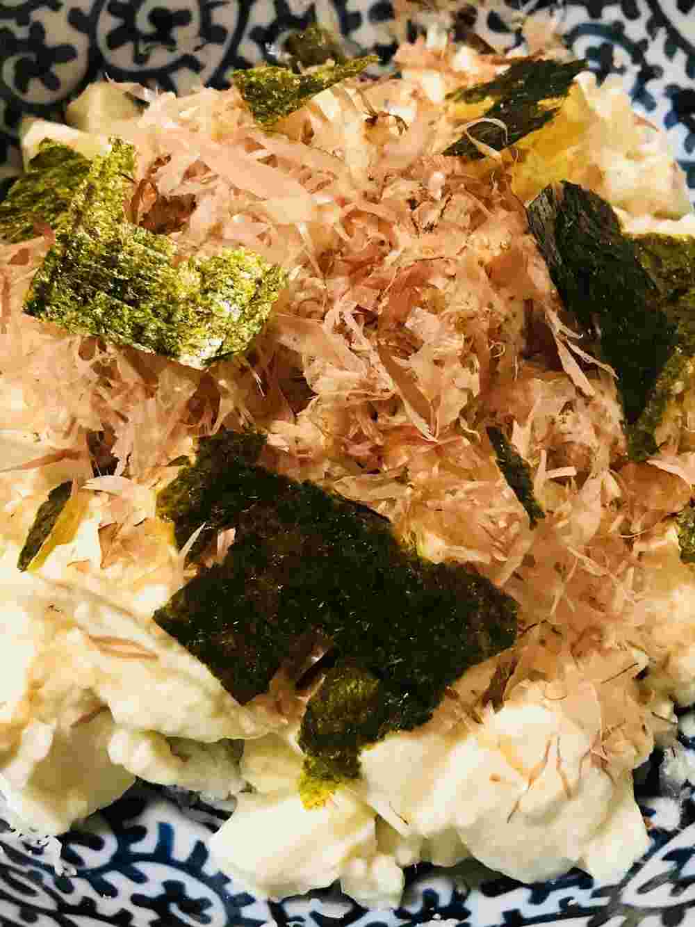 おぼろ豆腐をのせていただくしらすご飯