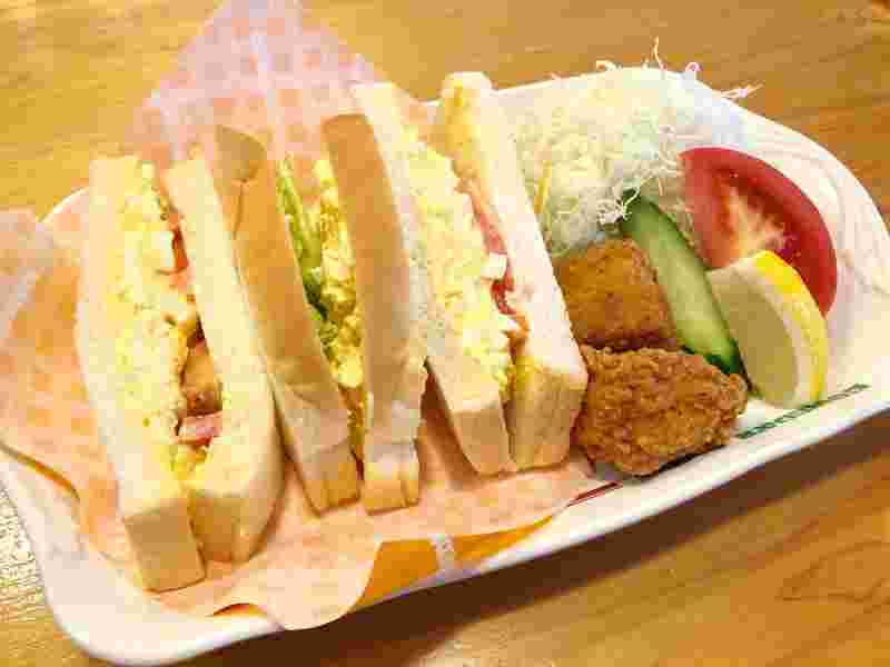 プレートに乗ったサンドイッチとサラダ