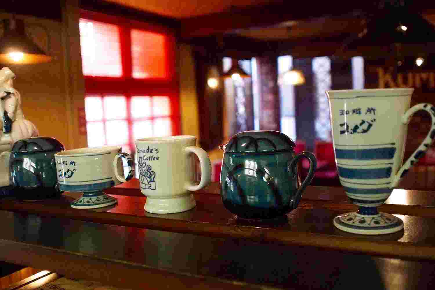 カウンターに並べられたコーヒーカップ