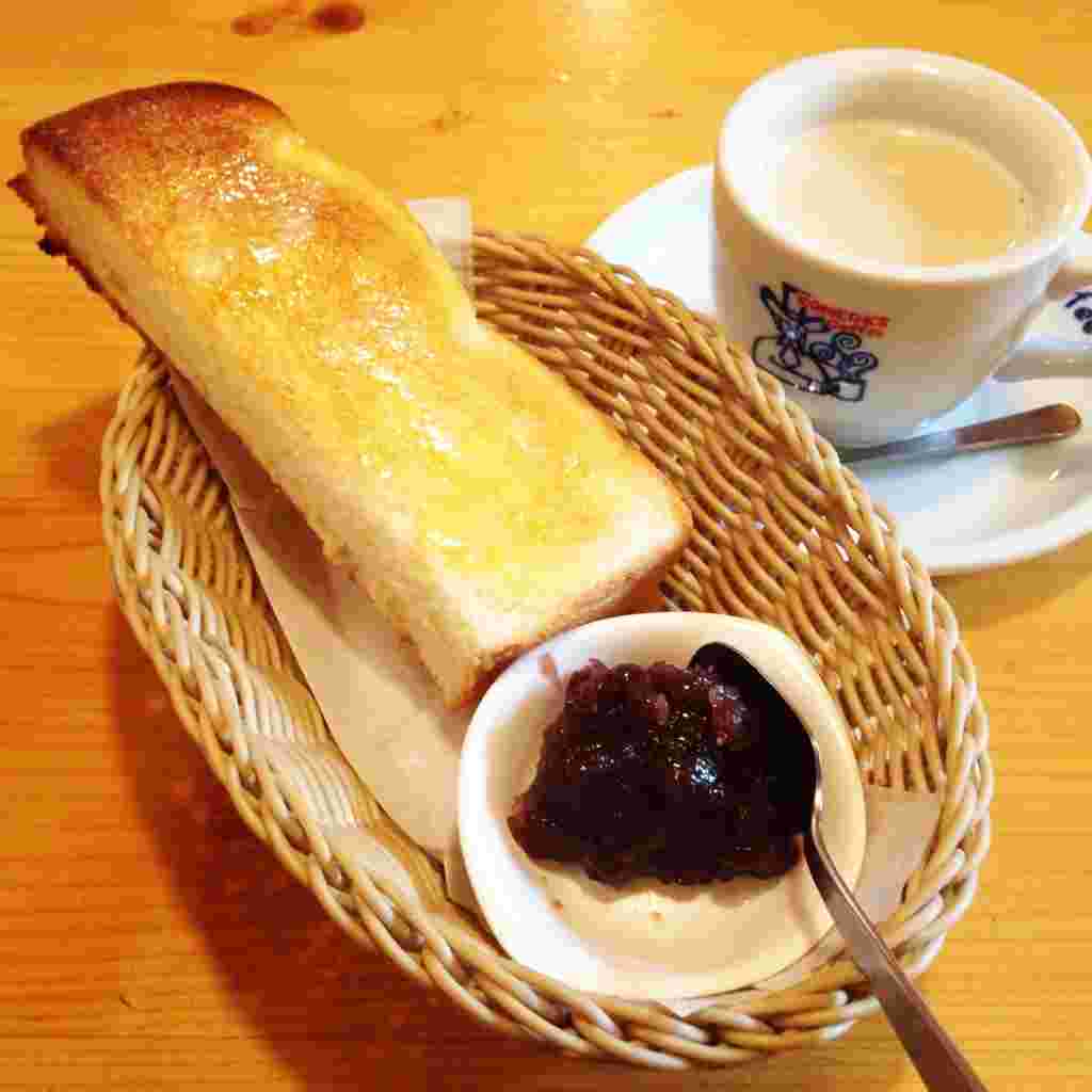テーブルに乗った食パンと珈琲