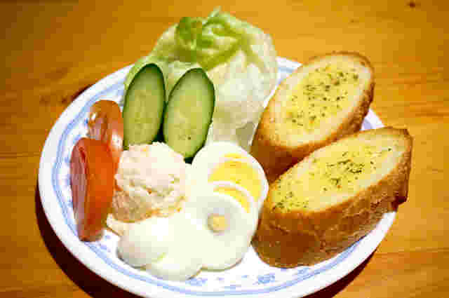 盛りつけされたサラダとフランスパン
