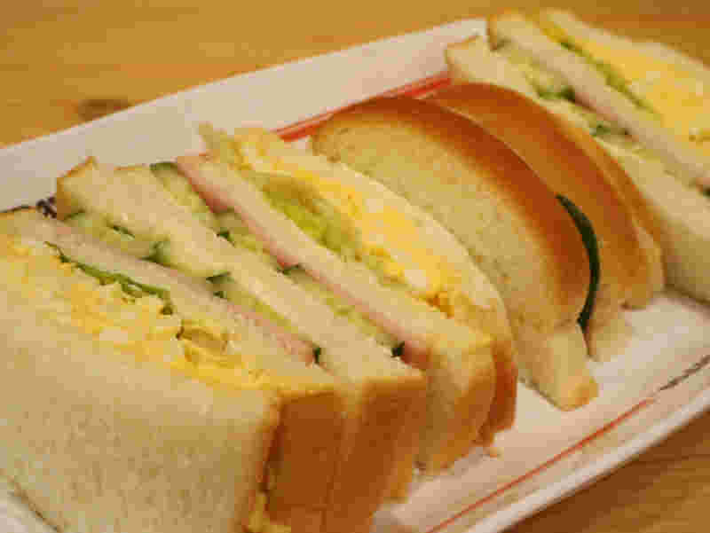 お皿に並べられたサンドイッチ