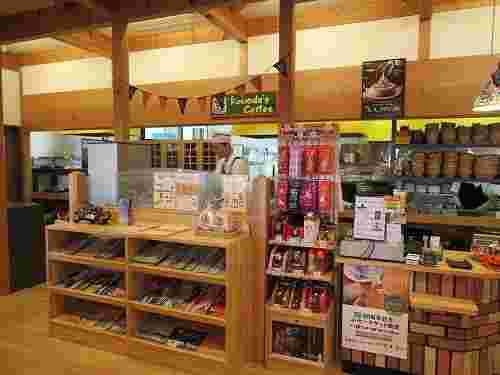 お店のレジ周りテイクアルトの商品が陳列されている