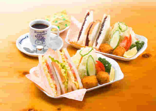 テーブルに並べられたサンドイッチとサラダのプレートとコーヒカップ