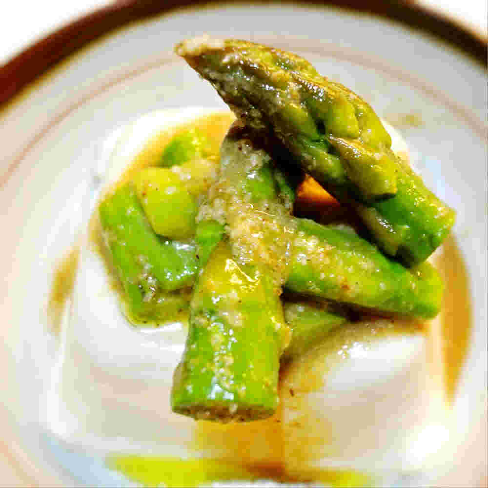 ゴマ風味叩きアスパラのおぼろ豆腐のせ