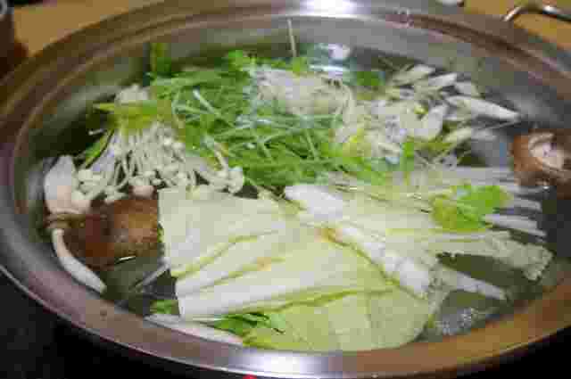 野菜の入ったしゃぶしゃぶ鍋