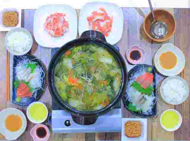 しゃぶしゃぶのある食卓風景