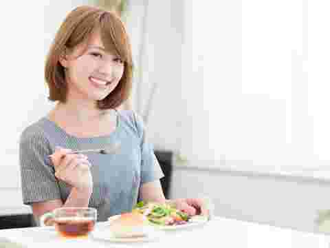 食事をする女性の画像