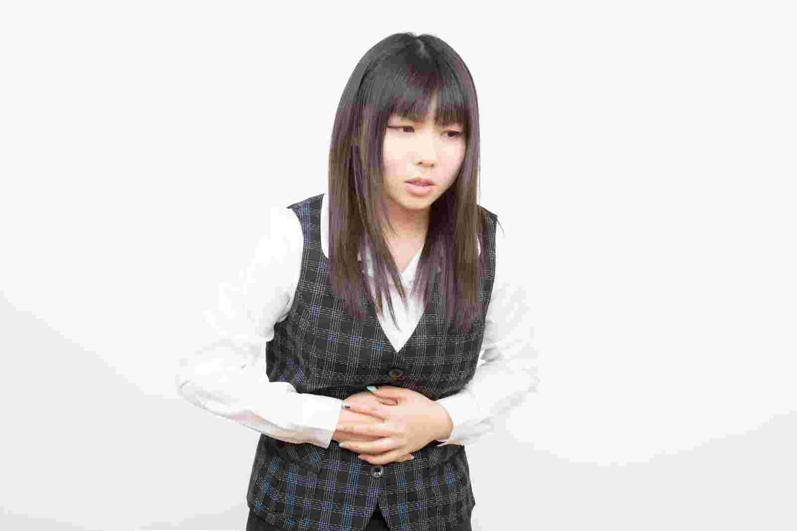 腹痛になった女性