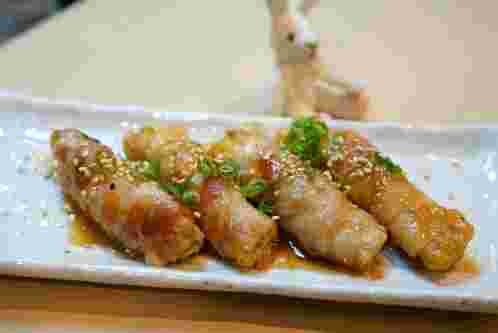 細長い白いお皿にえのきの肉巻きが4つ