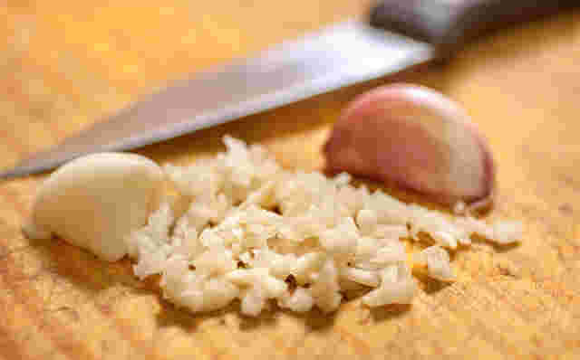 生姜のみじん切りと包丁