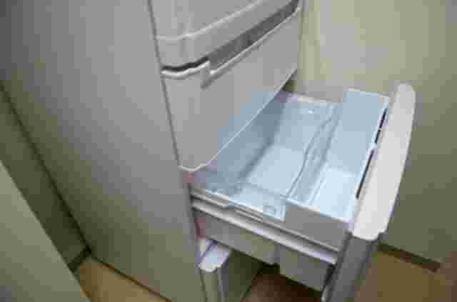 扉を開けたら空っぽの冷蔵庫