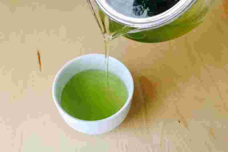 湯呑に緑茶をそそぐ