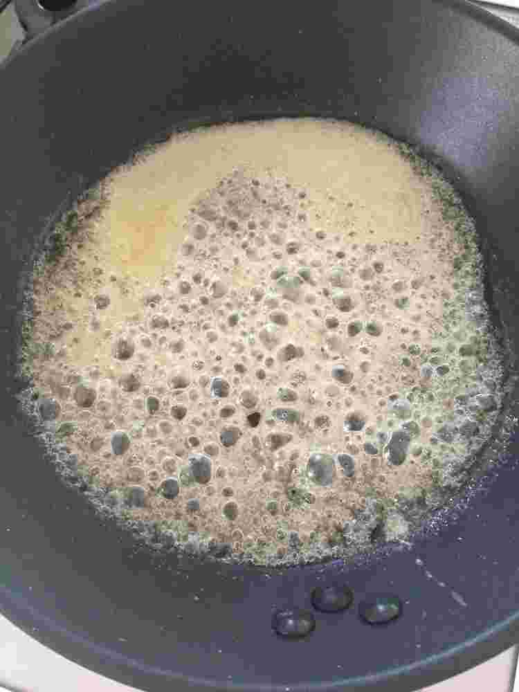 フライパンでキャラメルソースを作っている様子