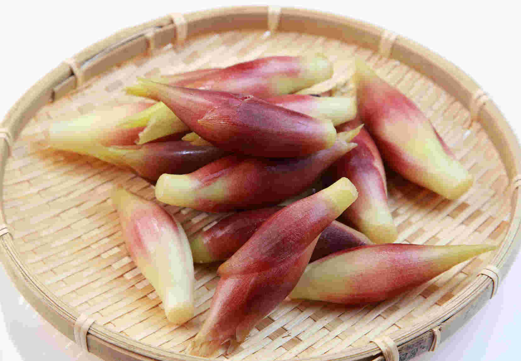 茗荷（みょうが）をざるに盛り付ける