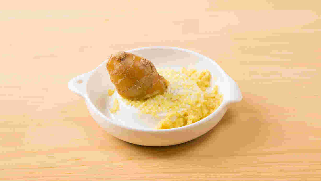 擦り下ろし器で生姜を擦りおろす