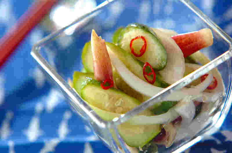 野菜の浅漬けをガラスの器に盛り付けた完成品