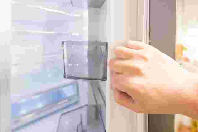 冷蔵庫を開ける様子