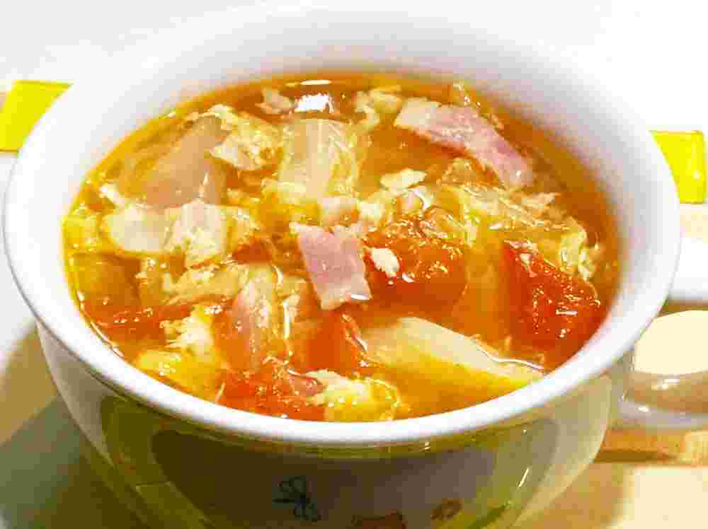 器に入れたキャベツとトマトの卵スープ