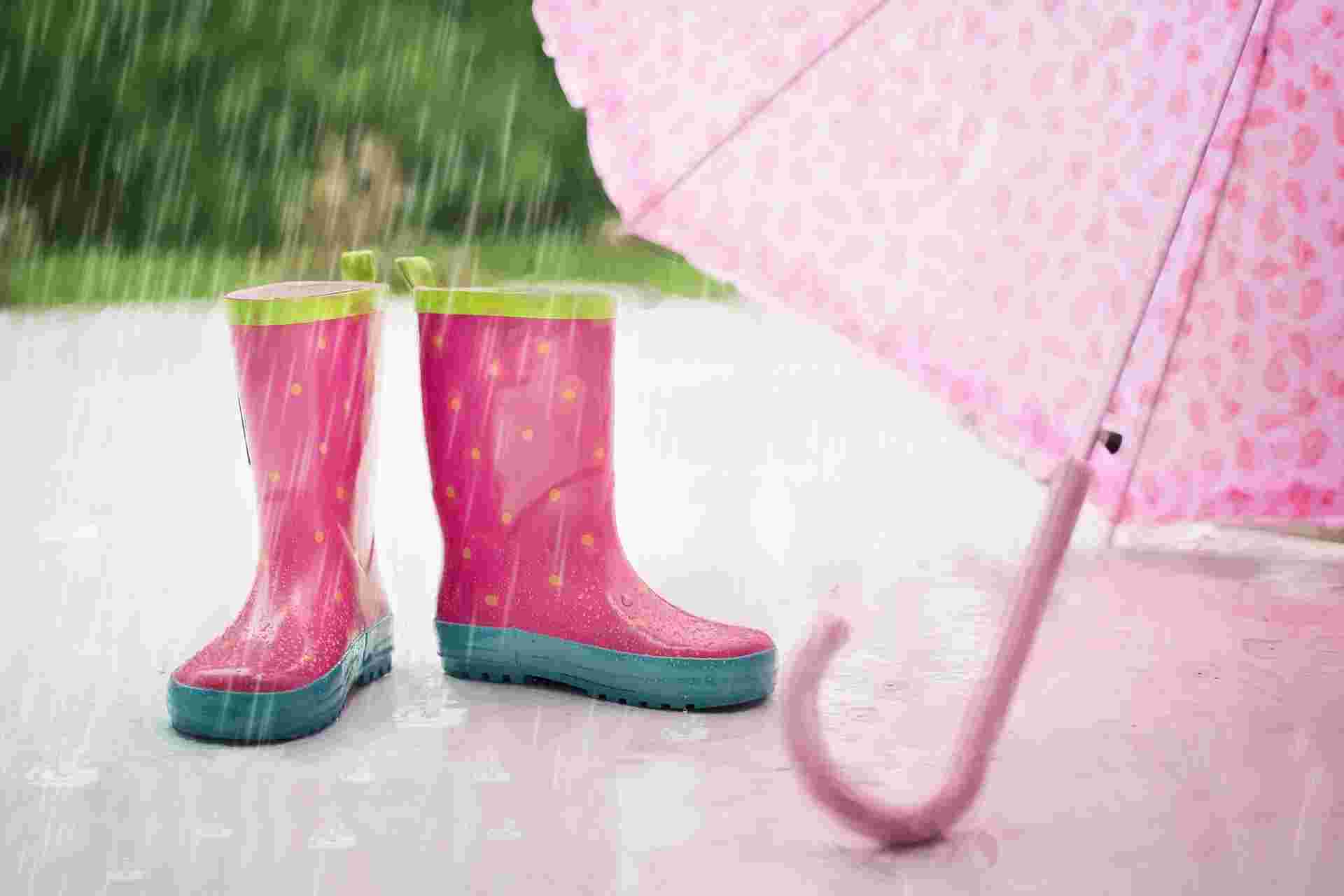 子供用の長靴と傘、雨のイメージ