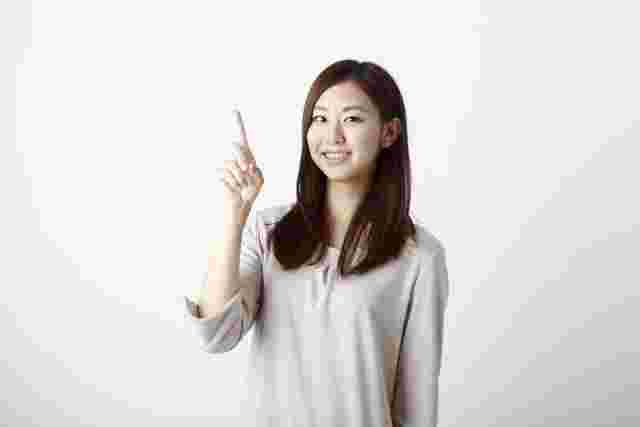 人差し指を立てている女性